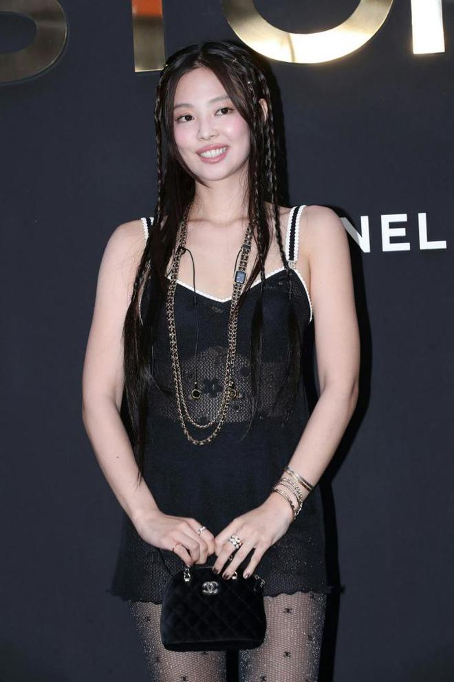 新造型一袭黑色透视吊带迷你裙身材真绝ag旗舰厅“人间香奈儿”Jennie(图4)